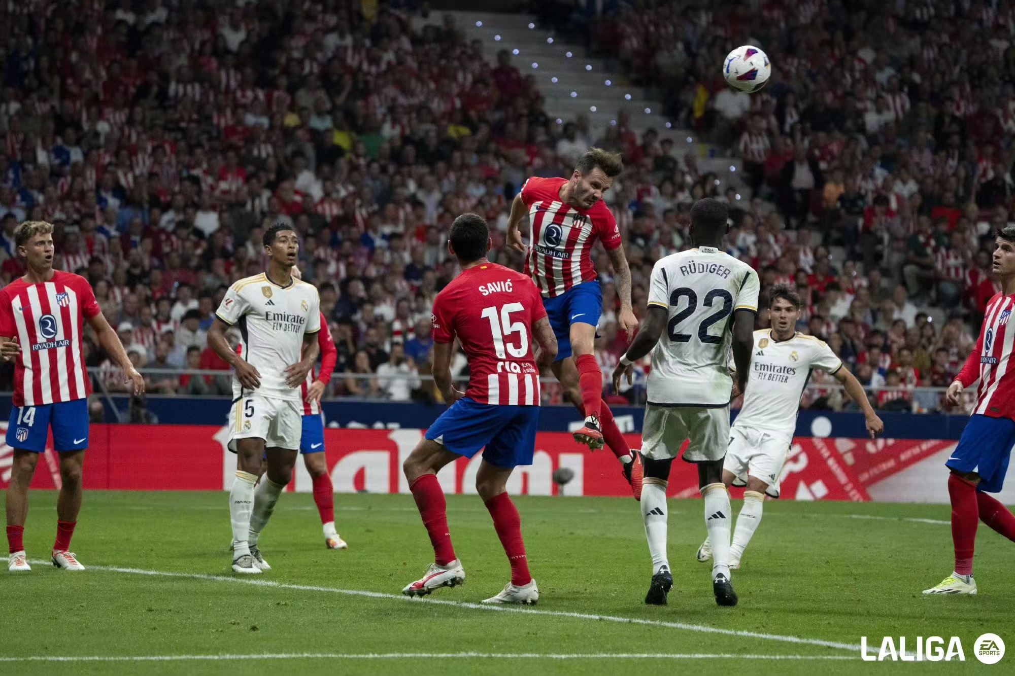 Soirée madrilène, confrontation passionnée entre les supporters du Real Madrid et les supporters de l'Atletico Madrid